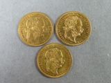 trois souverains d'or sur un fond blanc