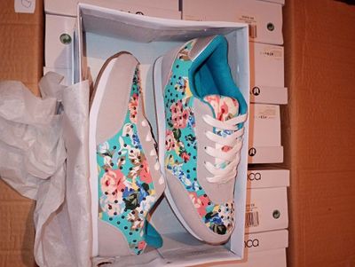 une boîte contenant une paire de chaussures