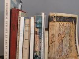 beaucoup de livres qui traînent sur une étagère