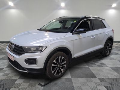 le SUV blanc de Volkswagen est garé sur un carrelage à carreaux
