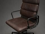 une chaise de bureau dont l'assise est recouverte de cuir marron