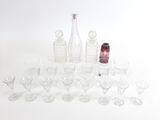 beaucoup de verres à vin et une bouteille sur la table