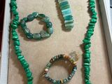 un collier, un bracelet et un ensemble de bracelets dans un coffret posé sur une table