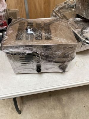 une table sur laquelle sont posés plusieurs objets emballés dans du plastique