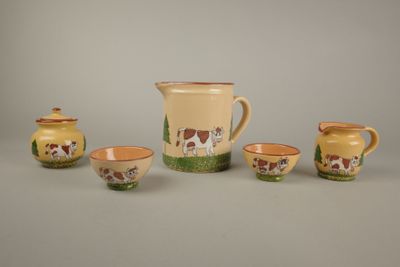 quatre pièces de poterie ornées d'un motif représentant une vache