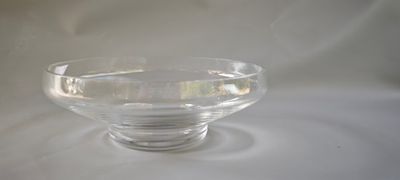 un saladier en verre transparent contenant un peu d'eau