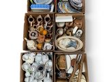 une boîte contenant divers objets, posée sur une surface blanche