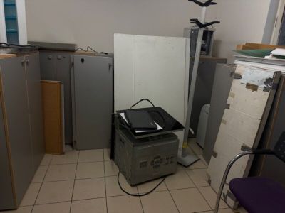 une photo d'une petite pièce avec un réfrigérateur et un micro-ondes
