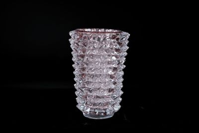 un vase en verre posé sur une table