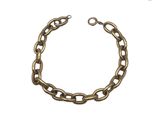 un gros plan d'un bracelet à maillons sur fond blanc