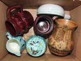 une boîte en carton contenant de nombreux vases de toutes sortes