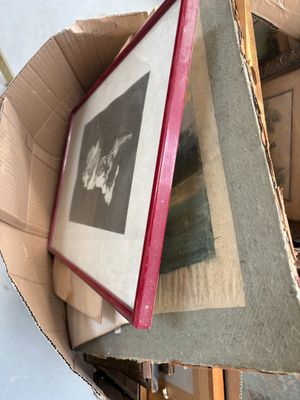 une boîte en carton contenant une image et une boîte à l'intérieur de laquelle se trouve une image