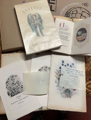 beaucoup de livres rangés dans une boîte posée sur une table