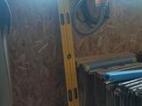 une photo d'un rayonnage de dossiers dans un garage