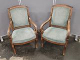 deux chaises en bois avec un revêtement bleu, revêtement bleu, revêtement bleu, revêtement bleu, revêtement bleu, revêtement bleu, revêtement bleu, revêtement bleu, revêtement bleu