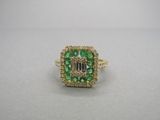 une bague en émeraude et diamant