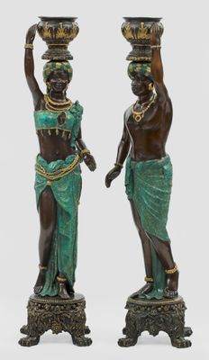 paire de figurines anciennes en bronze représentant des femmes africaines portant des pots
