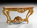 une table en or avec un plateau en marbre sur fond blanc