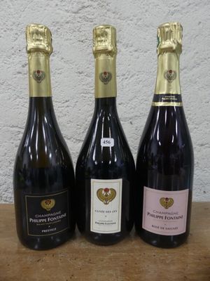 trois bouteilles de vin posées sur une table, l'une à côté de l'autre