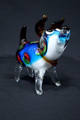 un chien en verre posé sur une surface noire