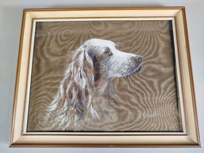tableau représentant un chien, dans un cadre en bois, accroché au mur