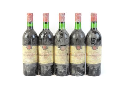 quatre bouteilles de vin sont alignées sur une surface blanche