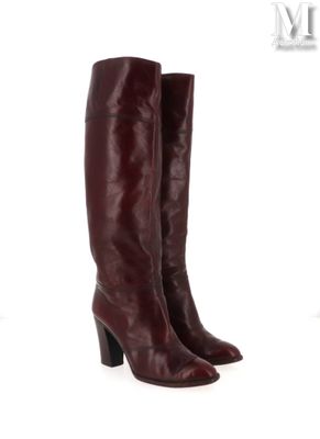 Ces bottes sont en cuir et ont un talon haut.