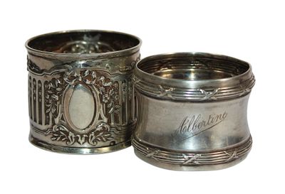 paire de porte-serviettes anciens en métal argenté, avec des noms gravés