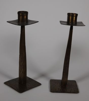 PAIRE DE BOUGEOIRS en bronze à patine brune nuancée de secti…