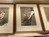 Trois photos encadrées représentant un homme et une femme sont posées sur une table