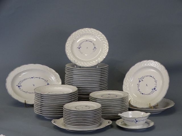 Bernardaud et Cie – Partie de service de table en porcelaine de L...