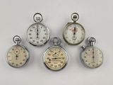 Plusieurs types de chronomètres sont présentés sur un fond blanc.