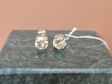 une paire de boucles d'oreilles posées sur un bloc de marbre