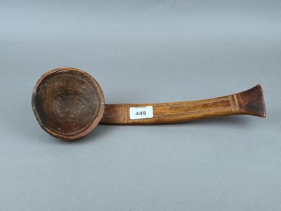 une vieille pipe avec un tuyau en bois, posée sur une table