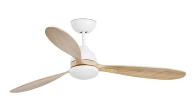 un gros plan d'un ventilateur de plafond muni d'une pale en bois