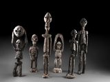 un ensemble de cinq figurines sculptées de tailles et de formes différentes