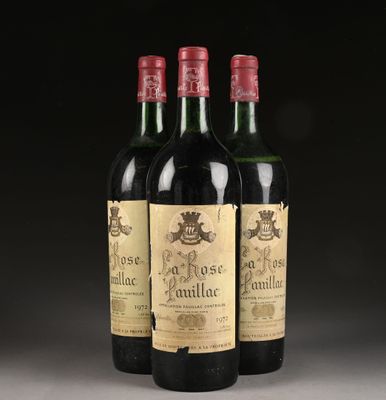 trois bouteilles de vin posées sur une table l'une à côté de l'autre