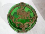 une boîte en verre vert ornée d'un motif doré