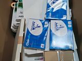 une boîte en carton remplie de différents types d'objets