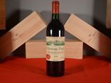 une bouteille de vin posée sur une table