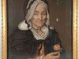 portrait d'une vieille femme tenant une rose à la main