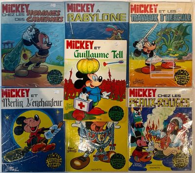 Les bandes dessinées de Mickey Mouse sont empilées les unes sur les autres
