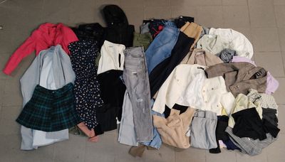 Fripe et vêtements d'occasion : Un ensemble d'environ 50 vêt… - Photo 1