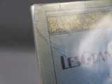 un gros plan d'un livre posé sur une table
