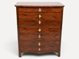 une commode en noyer avec des poignées en laiton