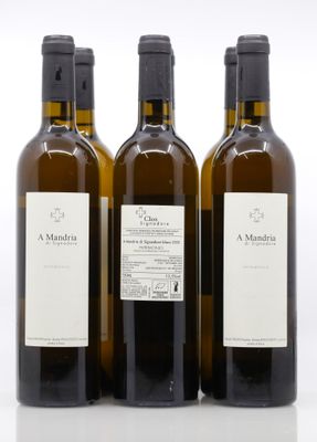 trois bouteilles de vin posées les unes à côté des autres sur une surface blanche