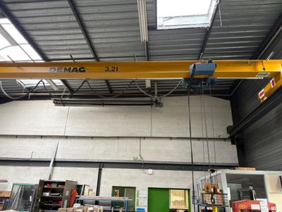 une grue suspendue au plafond d'un entrepôt