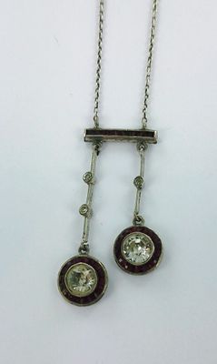 paire de boucles d'oreilles en diamant et grenat, montées sur une chaîne en argent