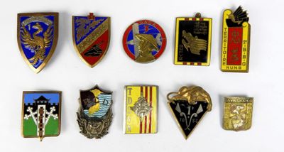 un grand nombre de badges sur une surface blanche