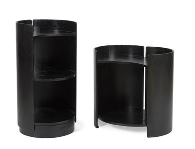une paire de tables d'appoint rondes noires sur fond blanc
